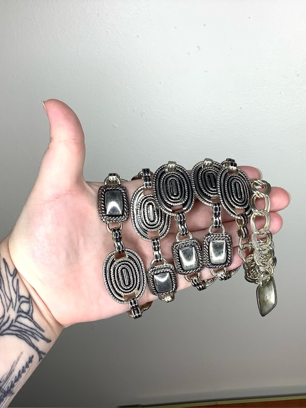 < Vintage Silver-Tone Western Boho-Style Geometric Metal Adjustable Belt >
